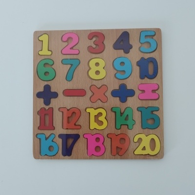 Tabuleiro de madeira com números coloridos em relevo