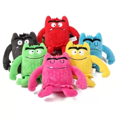 Seis bonecos de peluche coloridos em várias cores com caras engraçadas.