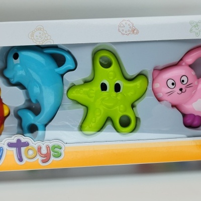 Brinquedos de bebé coloridos em caixa com texto 'Baby Toys' e '12M+'.