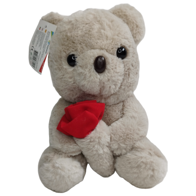 Urso de peluche bege segurando coração vermelho com etiqueta na orelha