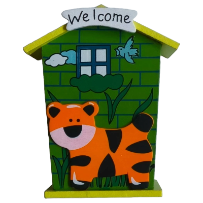 Caixa de madeira decorativa em forma de casa com tigre e palavra Welcome