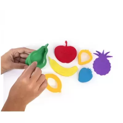 Formas coloridas de frutas e mãos a manipular a peça verde