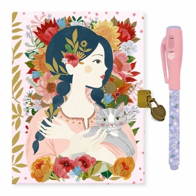 Caderno ilustrado com mulher e gato, cadeado dourado e caneta rosa com flores.