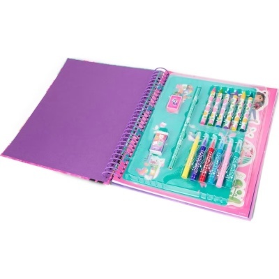 Caderno rosa aberto com estojo de marcadores e materiais de escrita coloridos