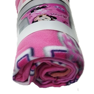 Manta rosa com estampa da Minnie Mouse enrolada com etiqueta