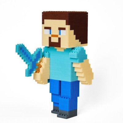 Figura de personagem pixelado feita com blocos de construção, segurando uma espada azul.
