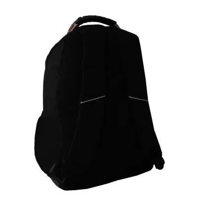 Mochila preta vista de costas com alças acolchoadas e riscas refletoras