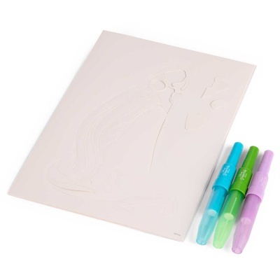 Folha com desenho tátil e três canetas coloridas