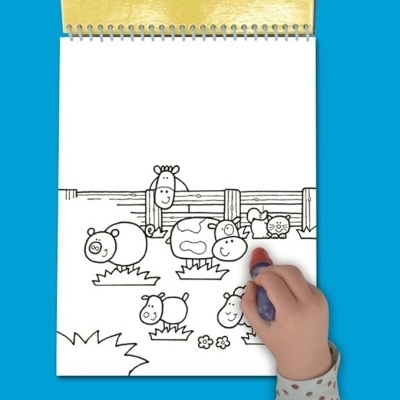 Bloco de folhas para colorir com desenhos de animais de quinta e mão de criança com lápis de cor.