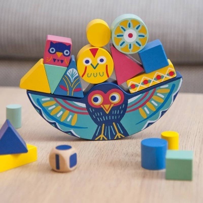 Blocos de construção de madeira coloridos com desenhos de corujas e formas geométricas