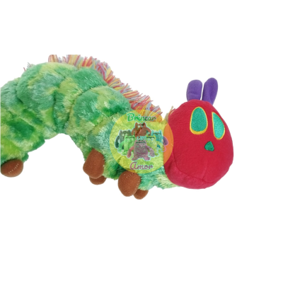 Pelúcia de lagarta verde e vermelha com antenas roxas