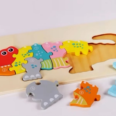 Quebra-cabeças de madeira colorido em forma de crocodilo com números