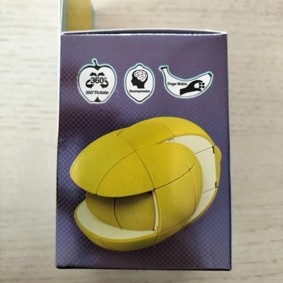 Puzzle 3D amarelo e branco em forma de maçã com etiquetas de funcionalidades