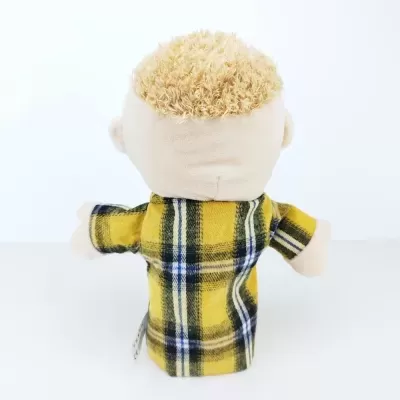 Boneco de pelúcia de costas com camisa xadrez amarela e cabelo encaracolado castanho claro