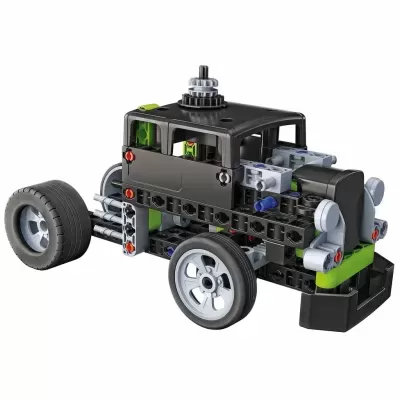 Modelo de carro feito com peças LEGO coloridas, preto com detalhes em verde, vermelho e azul