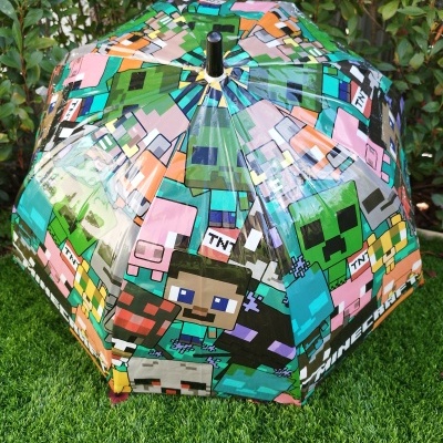 Guarda-chuva transparente com padrão colorido de personagens pixelados do Minecraft
