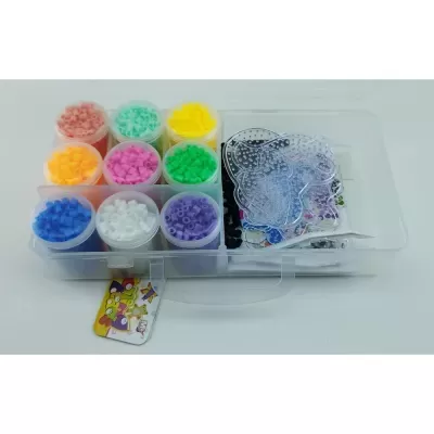 Estojo transparente com recipientes de contas plásticas coloridas e placas perfuradas