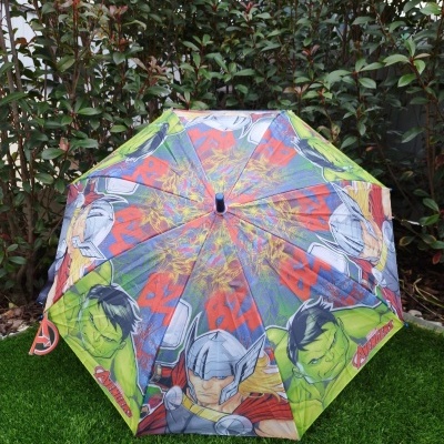 Guarda-chuva dos Vingadores com personagens e texto Avengers