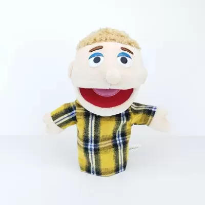 Fantoche de mão com cara sorridente e camisa xadrez amarela.