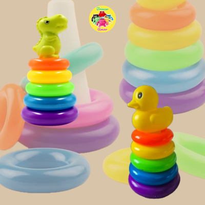 Brinquedos de empilhar coloridos com dinossauro e pato no topo em fundo neutro