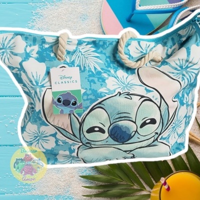 Mala de praia azul com estampa do personagem Stitch da Disney, com alças de corda e etiqueta DISNEY CLASSICS.