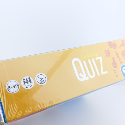 Caixa de jogo de tabuleiro amarela com a palavra QUIZ, indica idade e número de jogadores