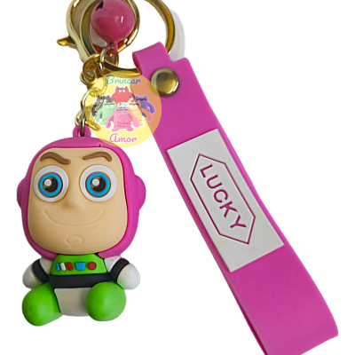 Porta-chaves com figura de personagem emborrachada colorida e fita rosa com palavra LUCKY