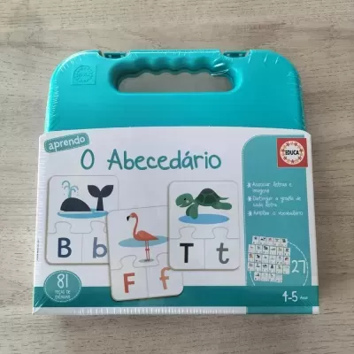 Jogo educativo O Abecedário em caixa de plástico turquesa com letras e imagens de animais.
