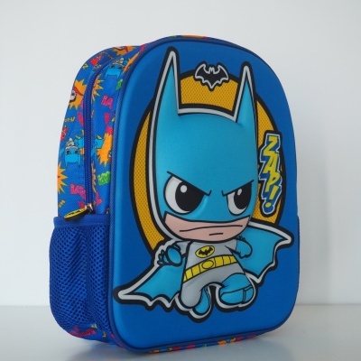 Mochila infantil azul com imagem caricata do Batman e texto ZAP!