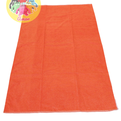 Toalha laranja retangular com textura felpuda sobre fundo branco e selo colorido