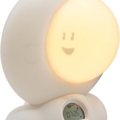 Relógio digital com luz amarela e rosto sorridente