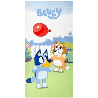 Toalha infantil com personagens Bluey e balão vermelho em fundo de paisagem