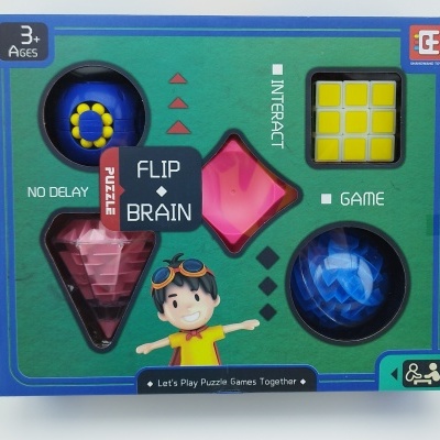 Caixa de brinquedo FLIP BRAIN com várias peças coloridas para crianças maiores de 3 anos