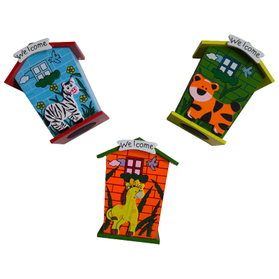 Três caixas de correio em forma de casinha coloridas com animais pintados e texto Welcome