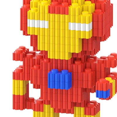 Figura de blocos de construção vermelhos, amarelos e azuis formando personagem estilizado.