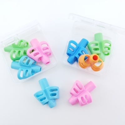 Protetores auriculares coloridos em caixas transparentes.