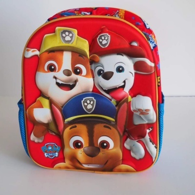 Mochila vermelha com personagens da Patrulha Pata em relevo