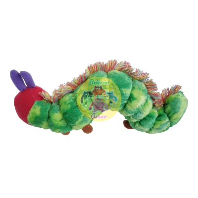 Pelúcia em forma de lagarta verde com antenas roxas e cabeça vermelha