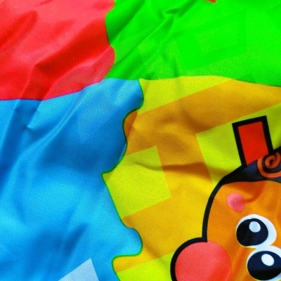 Tecido colorido com padrões abstratos e cara caricata sobre fundo amarelo