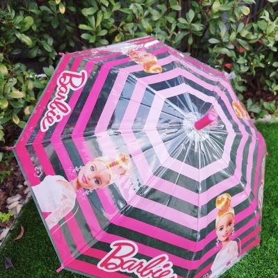 Guarda-chuva transparente com riscas rosa e pretas e imagens da Barbie