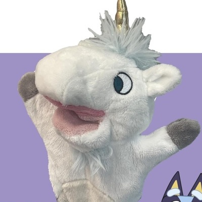 Fantoche de unicórnio branco com chifre dourado e crina azul claro