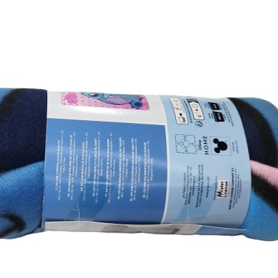 Manta de polar azul e rosa embalada com etiqueta azul clara