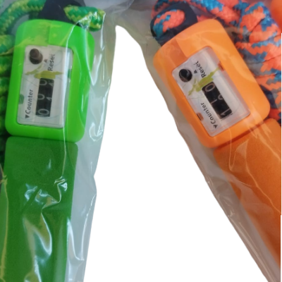 Duas cordas de saltar verde e laranja embaladas com conta voltas e etiquetas azuis