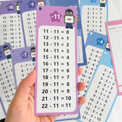 Cartões educativos de subtração de cores diversas com operações e resultados visíveis.