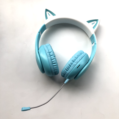 Auricular azul claro com microfone e orelhas de gato em fundo branco