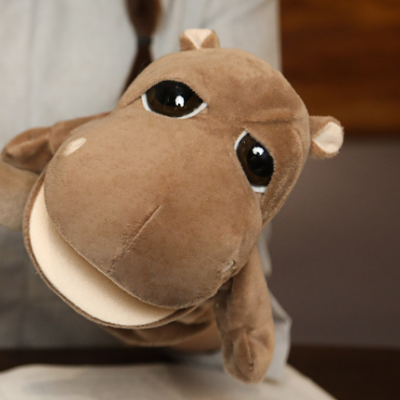 Fantoche de peluche castanho claro em forma de hipopótamo com olhos grandes