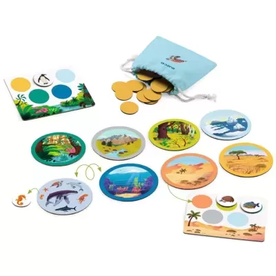 Jogo educativo com fichas redondas coloridas e saco azul claro com cordões.