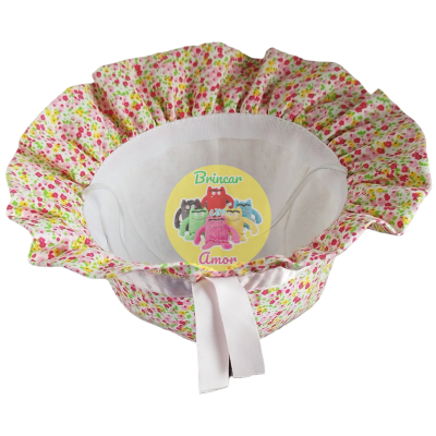 Chapéu infantil floral colorido com fita branca e etiqueta Brincar Amora