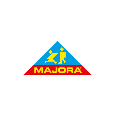Logótipo triangular da marca MAJORA com letras amarelas e figuras humanas estilizadas