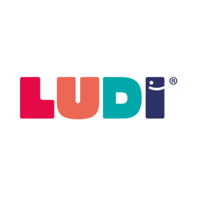 Logótipo da marca LUDI com letras coloridas e um sorriso no I